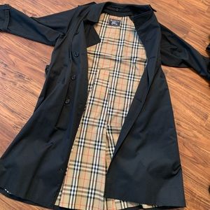 Burberrys’ Men’s trench coat Size: 44 Long